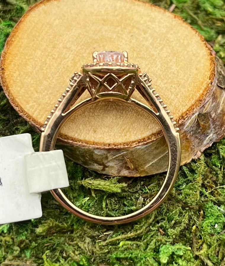 Morganite and 1/4 ctw Diamond Ring